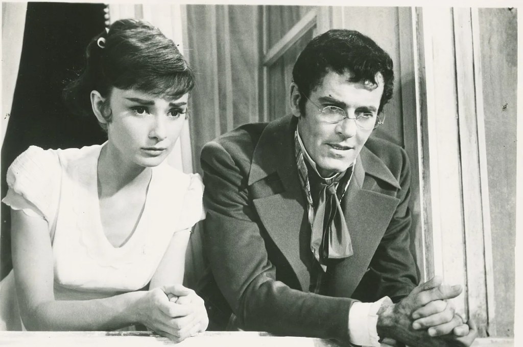 Photo du tournage de guerre et paix avec Audrey Hepburn à gauche et Henry Fonda à droite