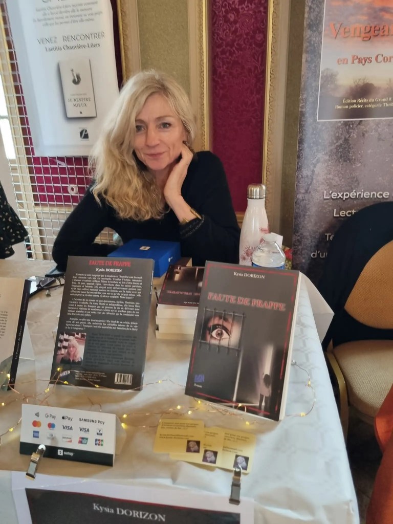 Séance de dédicace de Kyzia Dorizon pour son roman Faute de frappe