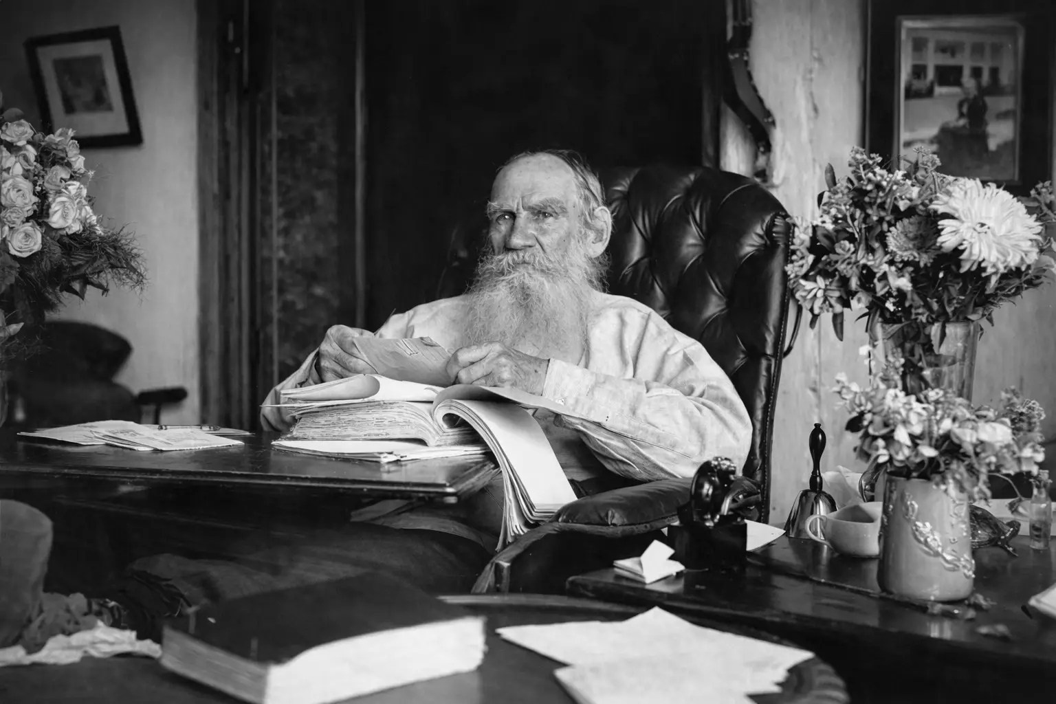 Léon Tolstoï dans son bureau a 80 ans