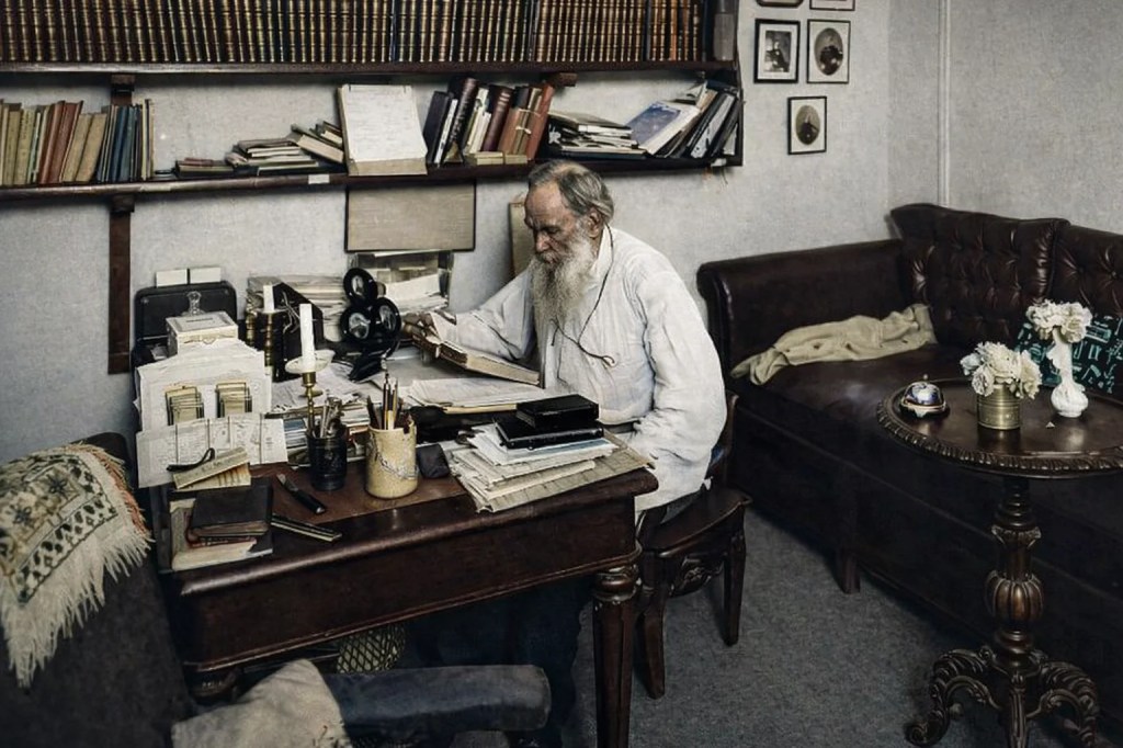 L'écrivain Léon Tolstoï entrain d'écrire