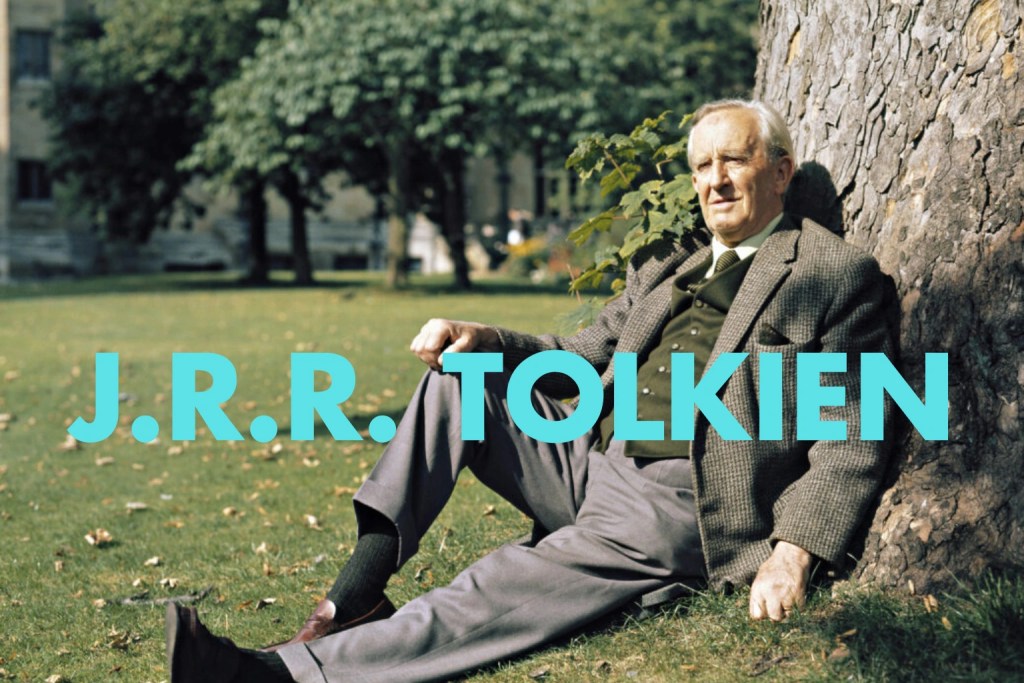 Portrait de J.R.R. Tolkien, auteur du Seigneur des Anneaux, assis contre un arbre à Oxford.